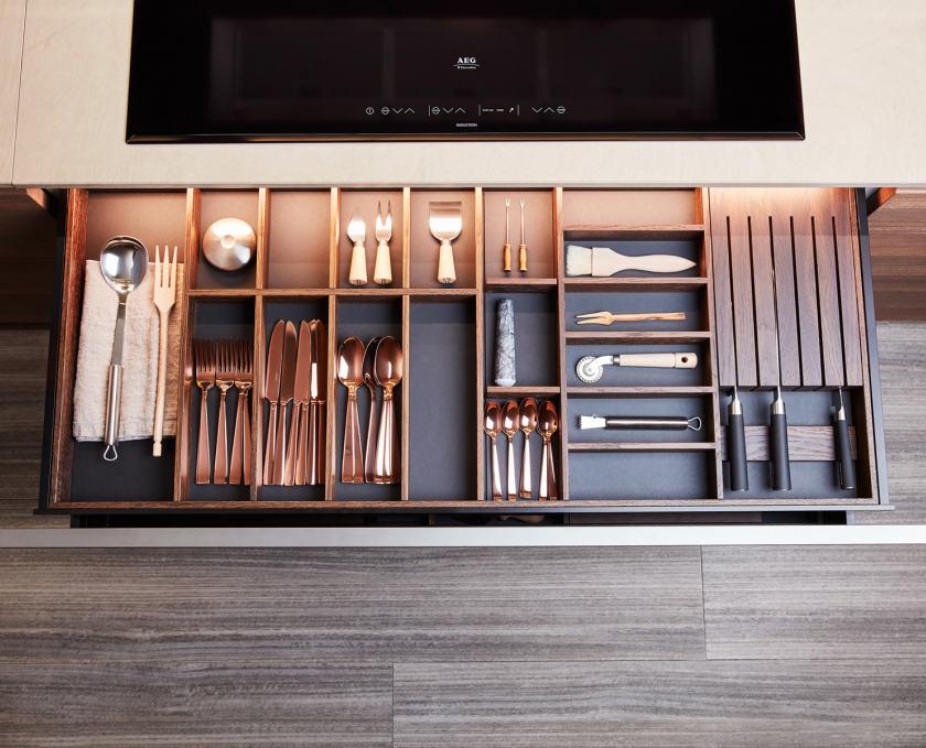 Smoked oak drawers and pan drawers accessories