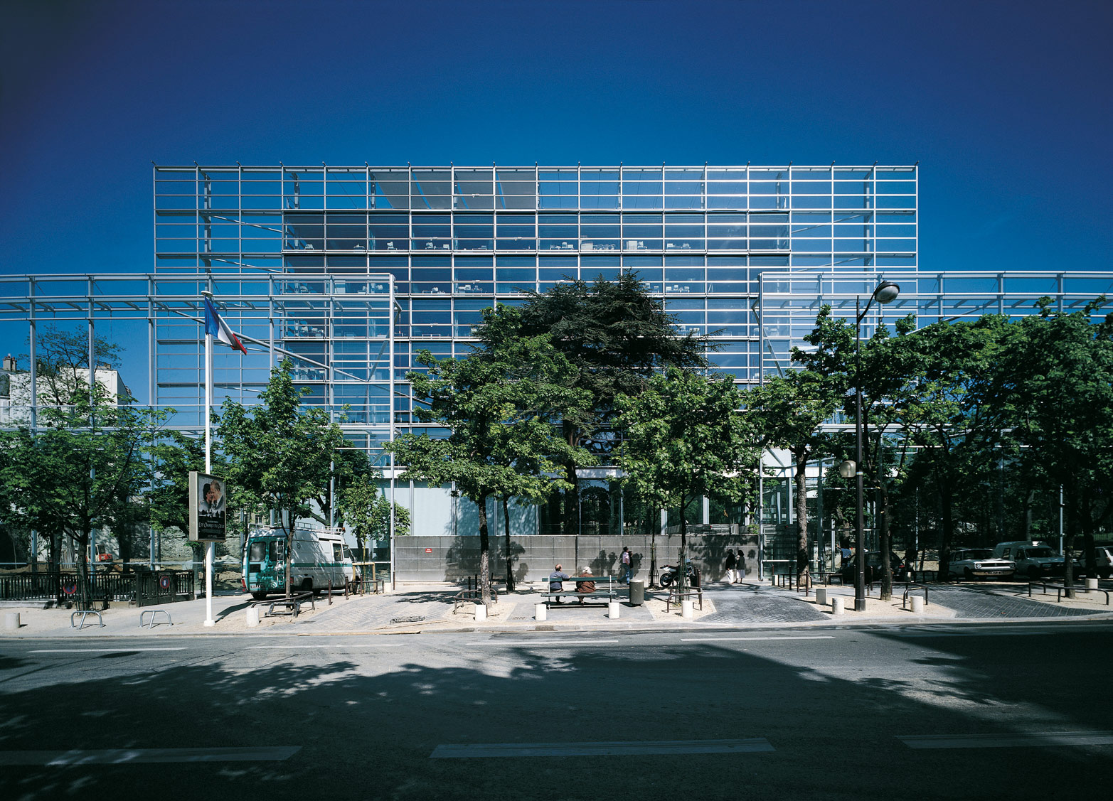The transparent facade of Fondation Cartier in 1994 | ph. Gabriele Basilico