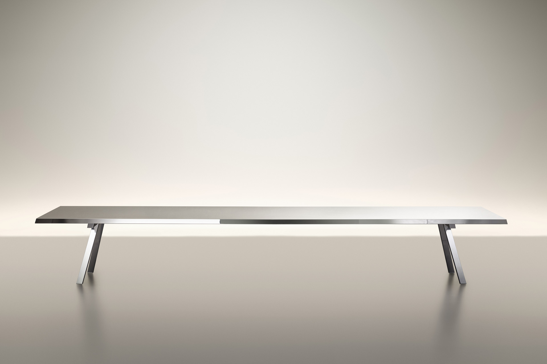 Table with mirror-polished steel frame | Ph. Alberto Strada