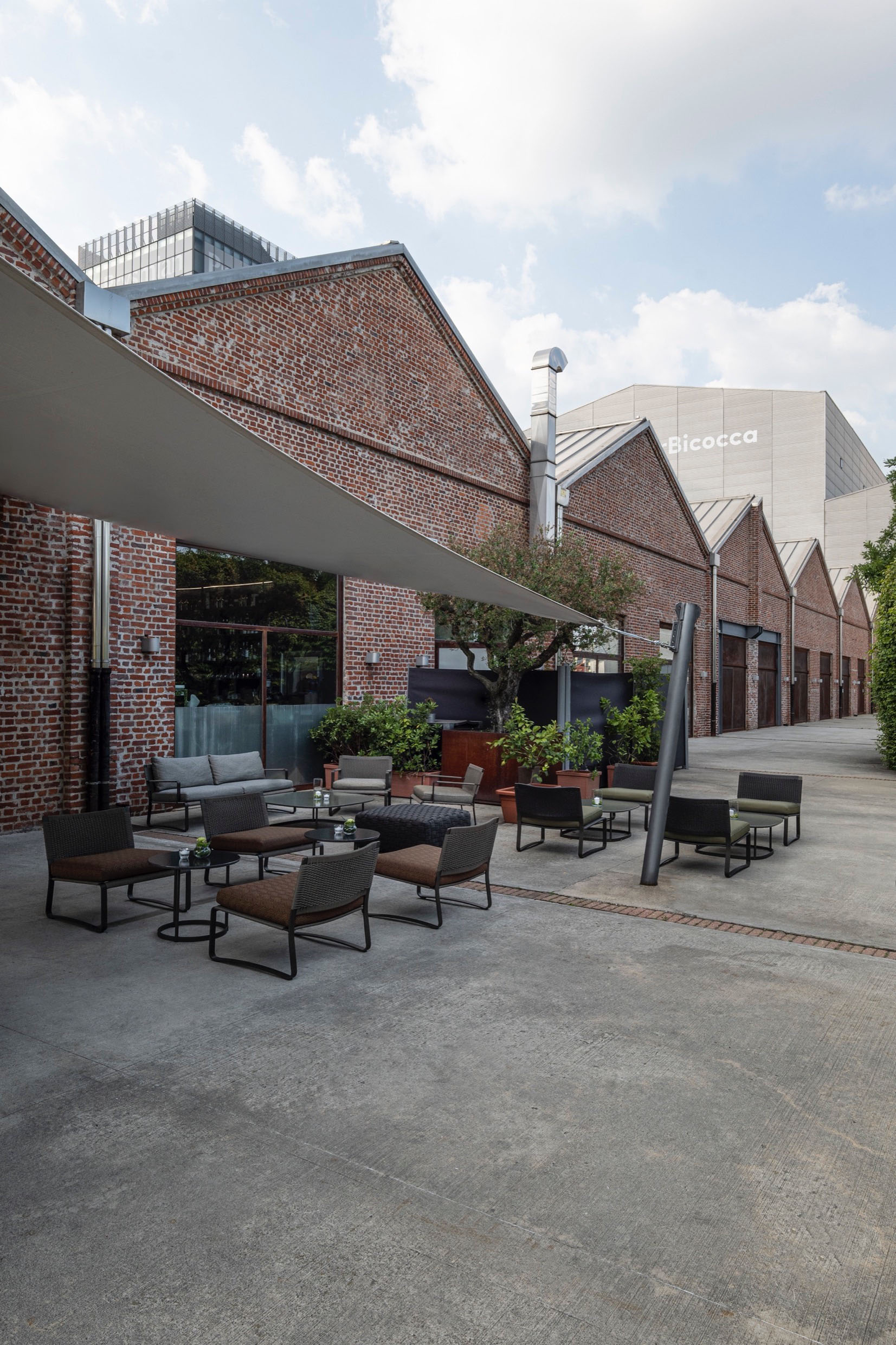 Pirelli HangarBicocca Esterno Iuta Bistrot Courtesy Pirelli HangarBicocca, Milano
