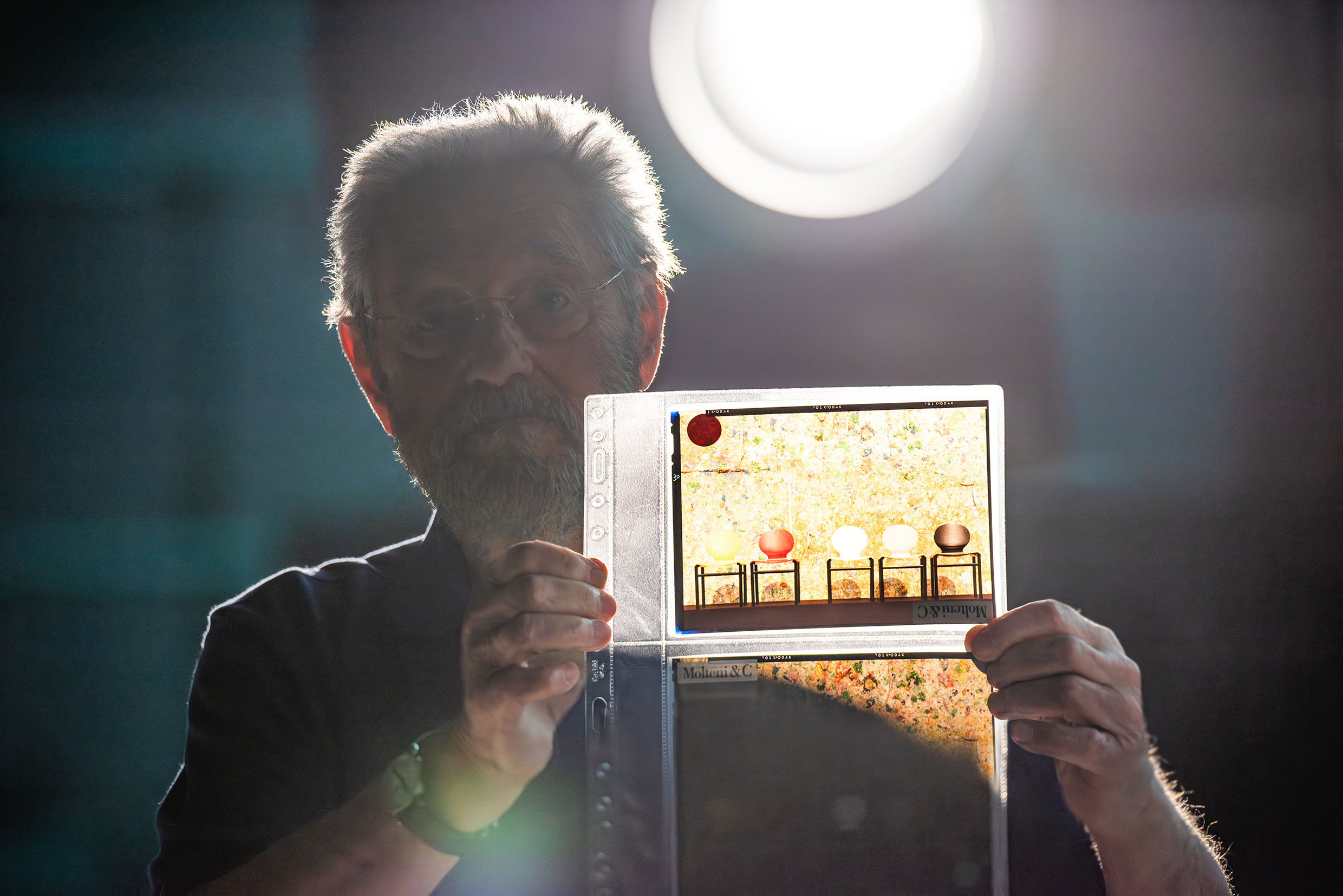 Tobia Scarpa presenta un'immagine delle sedie Meo (1981), progettate da lui e Afra Scarpa. Foto di Jeff Burton, da Molteni Mondo, Rizzoli NY, 2024.