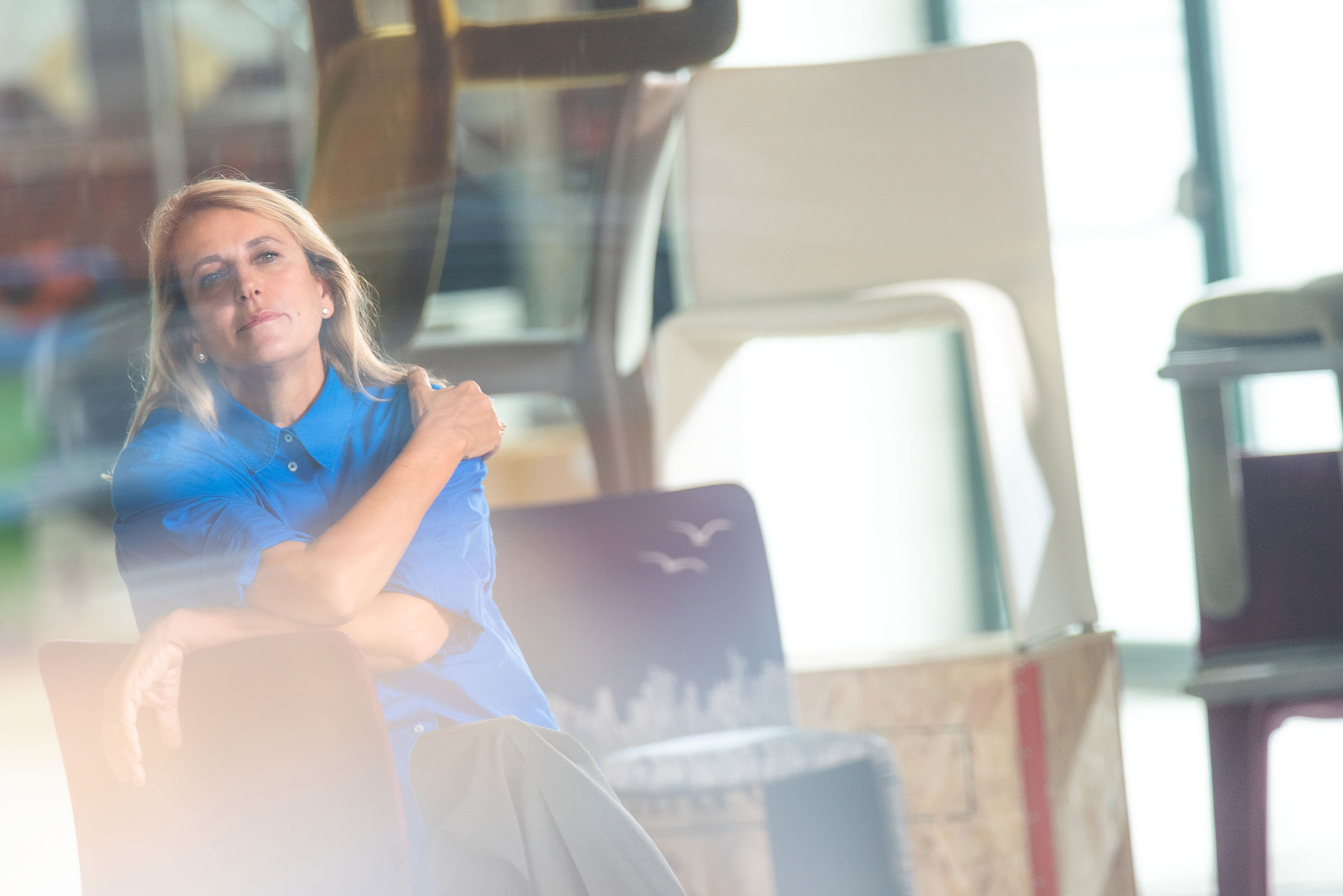 Patricia Urquiola. Foto di Jeff Burton, tratta da Molteni Mondo, Rizzoli NY, 2024.