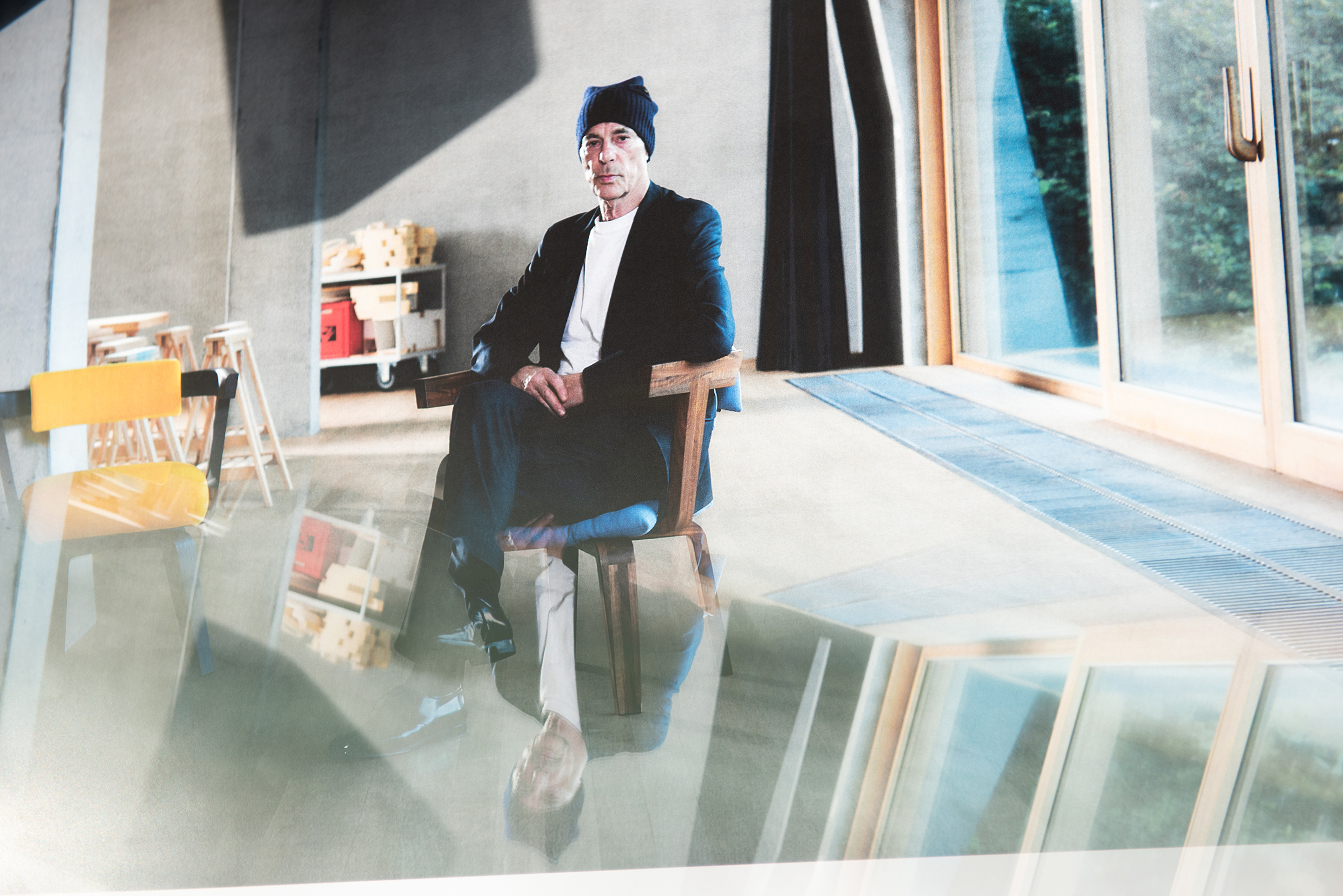 Jacques Herzog nel suo studio a Basilea, Svizzera. Foto di Jeff Burton, tratta da Molteni Mondo, Rizzoli NY, 2024.