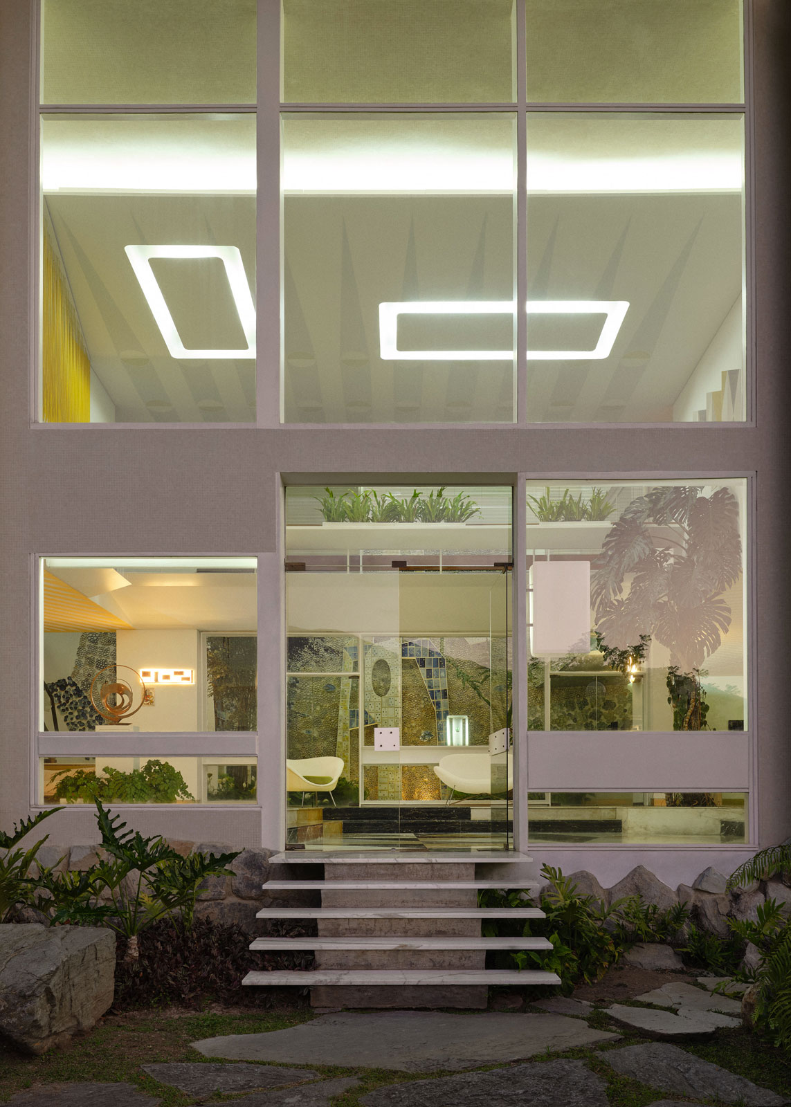 Gio Ponti’s vision for Villa Planchart includes a specific look of the villa by day and a different atmosphere by night. 