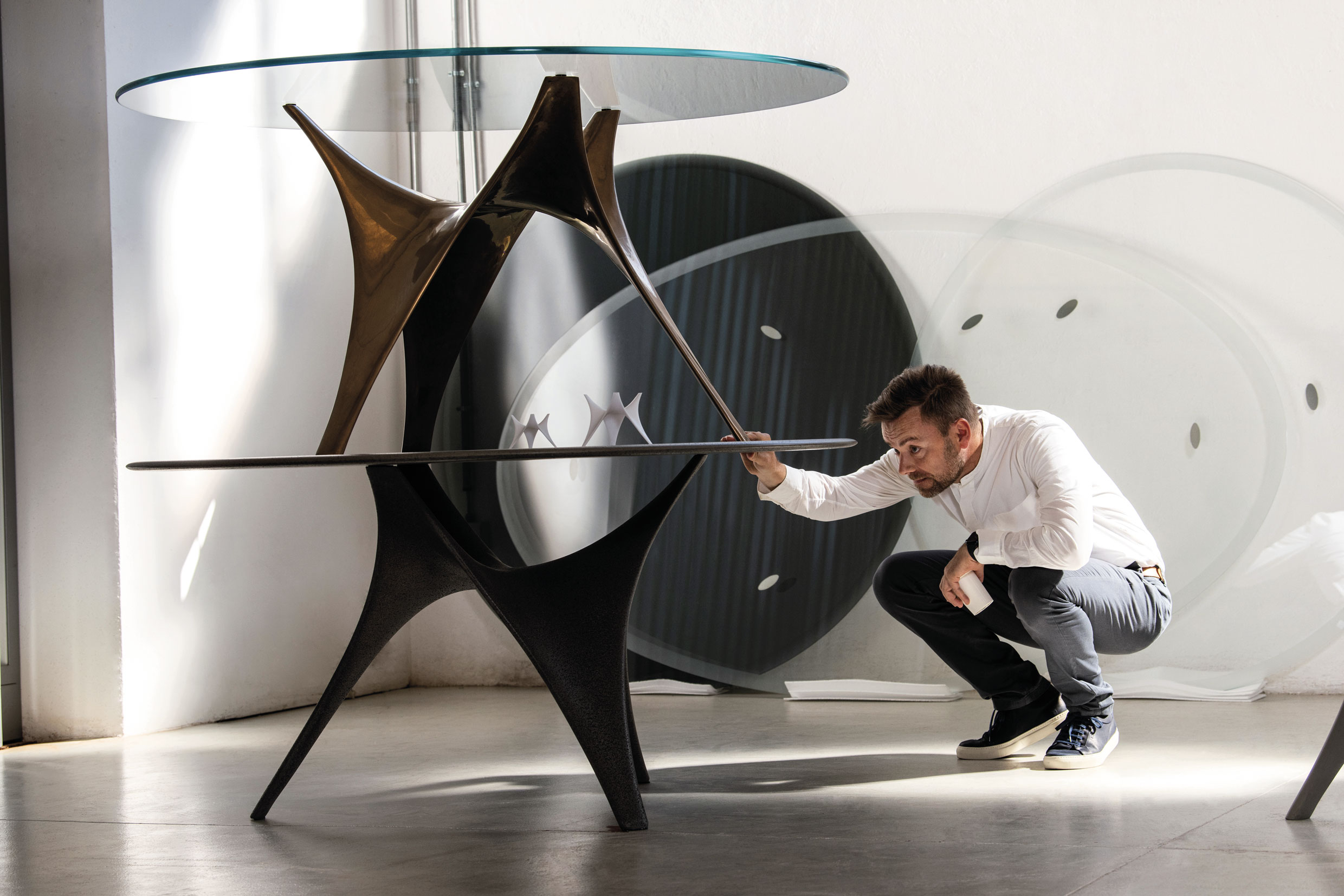 Mike Holland di Foster + Partners; schizzi e prototipi del Tavolo Arc. Da Molteni Mondo, Rizzoli NY 2024. Foto di Jeff Burton.