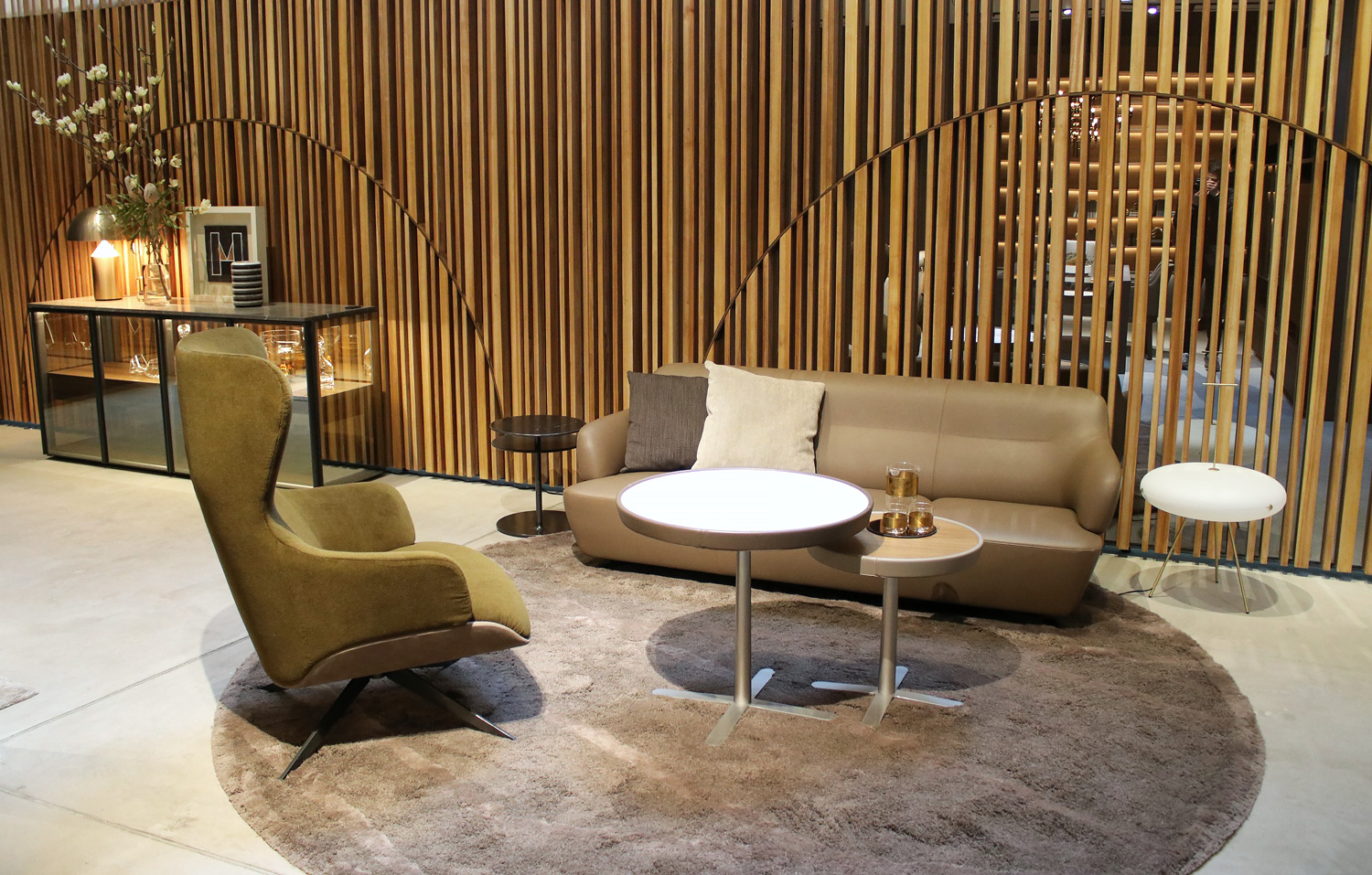 ロドルフォ・ドルドーニが得意とするモダンクラシックスタイルを体現した対面式ソファ「サウスケンジントン」。