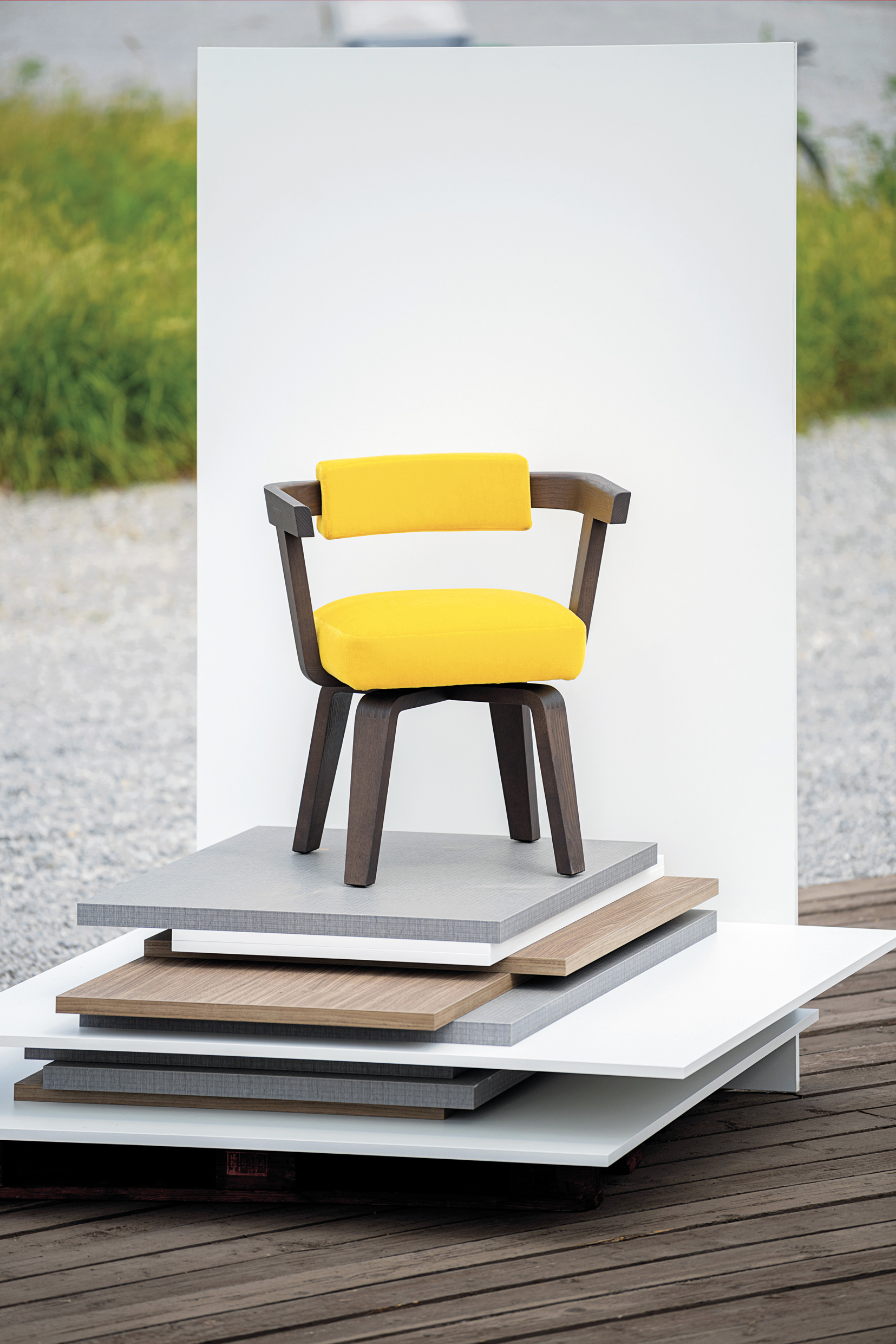 Herzog & de Meuron, sedia Porta Volta, 2003. Foto di Jeff Burton, tratta da Molteni Mondo, Rizzoli NY, 2024.