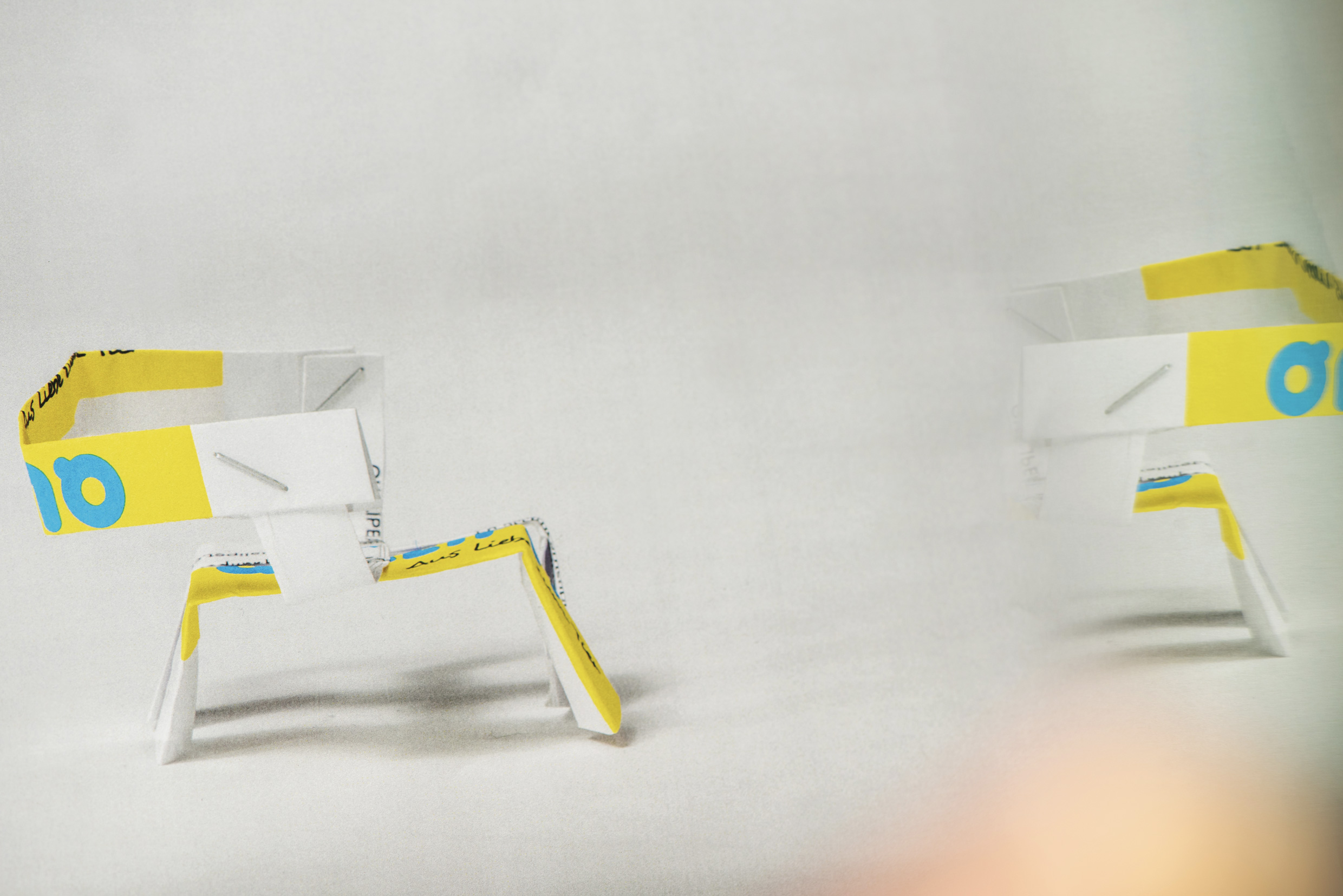 Modelli della sedia Porta Volta (2023) di Herzog & de Meuron. Foto di Jeff Burton, tratta da Molteni Mondo, Rizzoli NY, 2024.