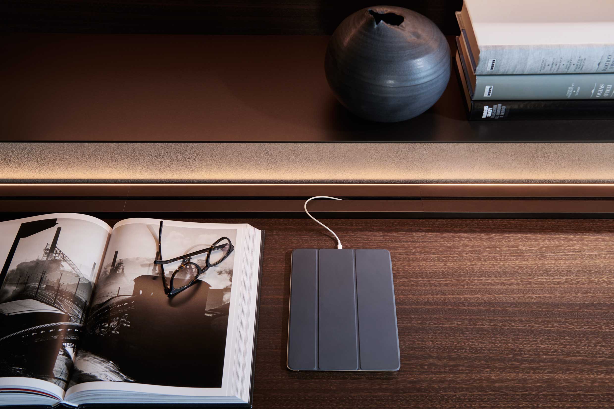 italian design wall living room systems molteni&C with electric devices