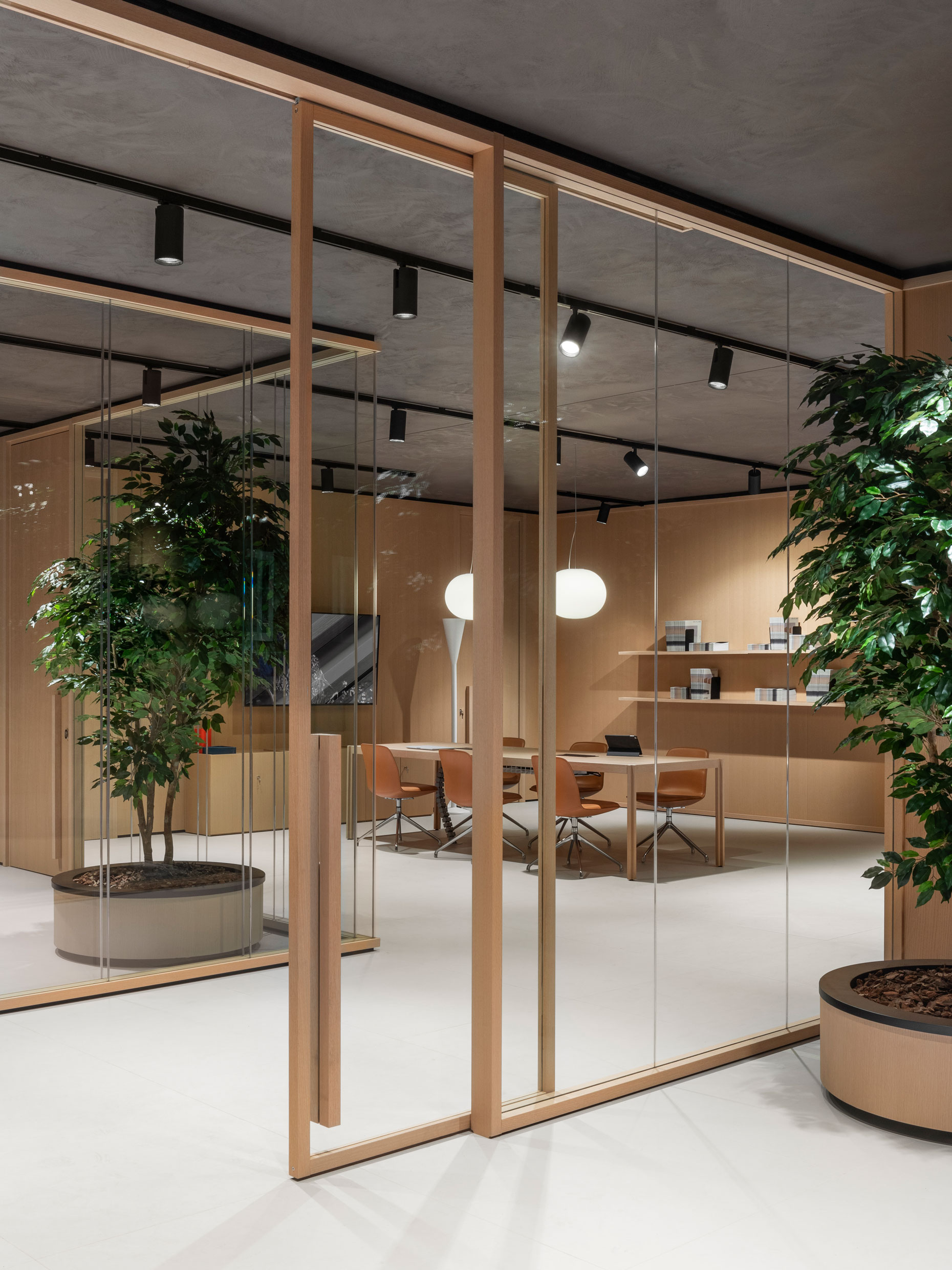 Wood Wall partition system with sliding doors overlooking a meeting area - ph. Alessandro Saletta – DSL Studio