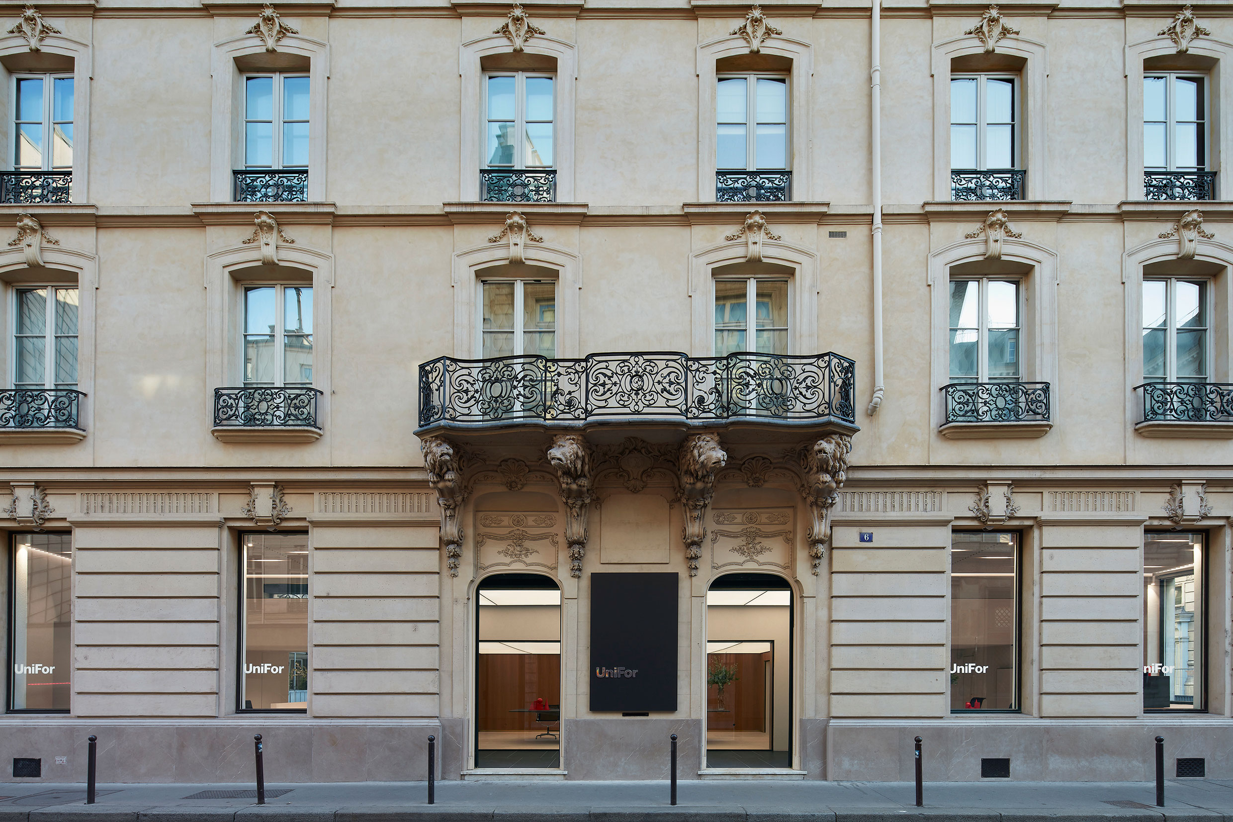Front View of a palace in Paris